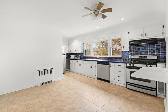 Foto del edificio - 97 Riverview Ave