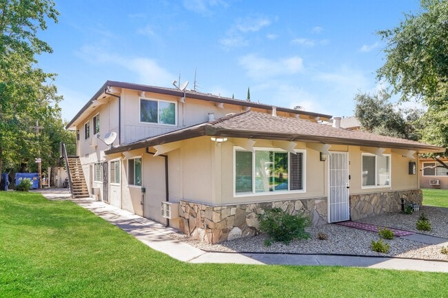 Building Photo - 905 Carro Dr