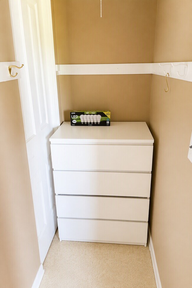 Foto del edificio - 801 S Main St - Free Parking Included!