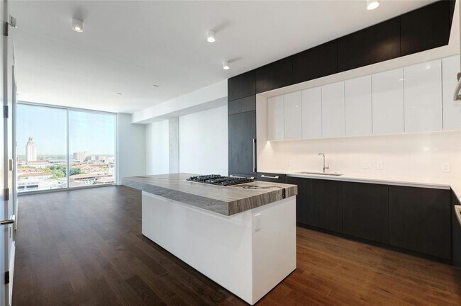 Foto del edificio - 313 W 17th St