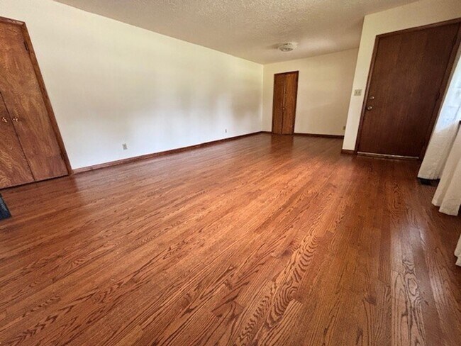 Building Photo - (3) Bed/(2) Bath with Storm Shelter and Mo...
