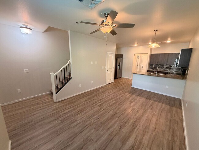 Foto del edificio - Spacious 3 Bedroom, 2.5 Bath Phoenix Townhome with *New Floors* + *NEW* Paint!