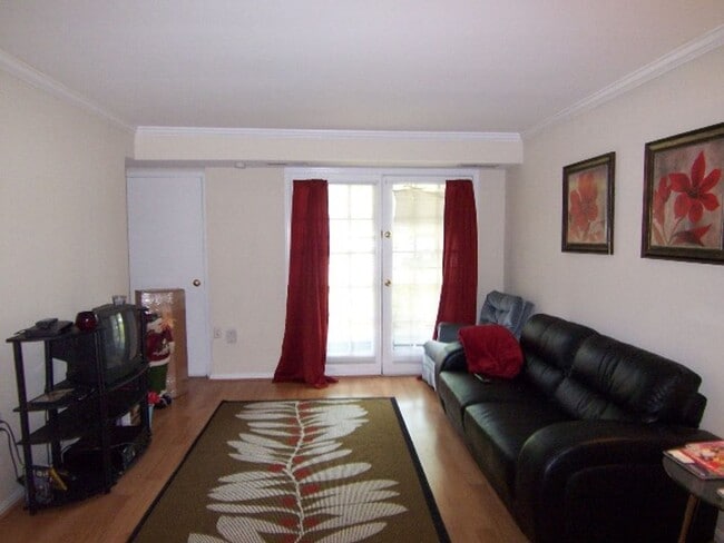 Building Photo - Sail into this 2BR 1BA at the Mayflower Condominiums in Alexandria includes utilities