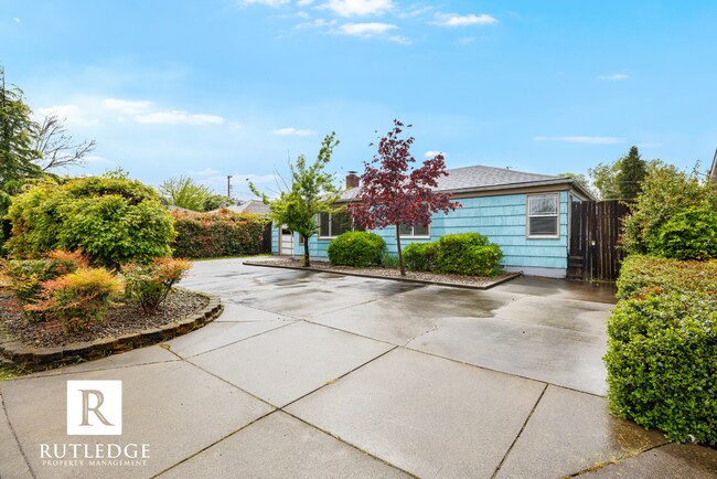 Foto del edificio - 3 Bedroom / 2 Bath - Ranch Style Home West Medford / Huge Back Yard!