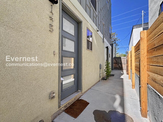Building Photo - 3 Bed, 3.5 Bath Townhouse with Garage