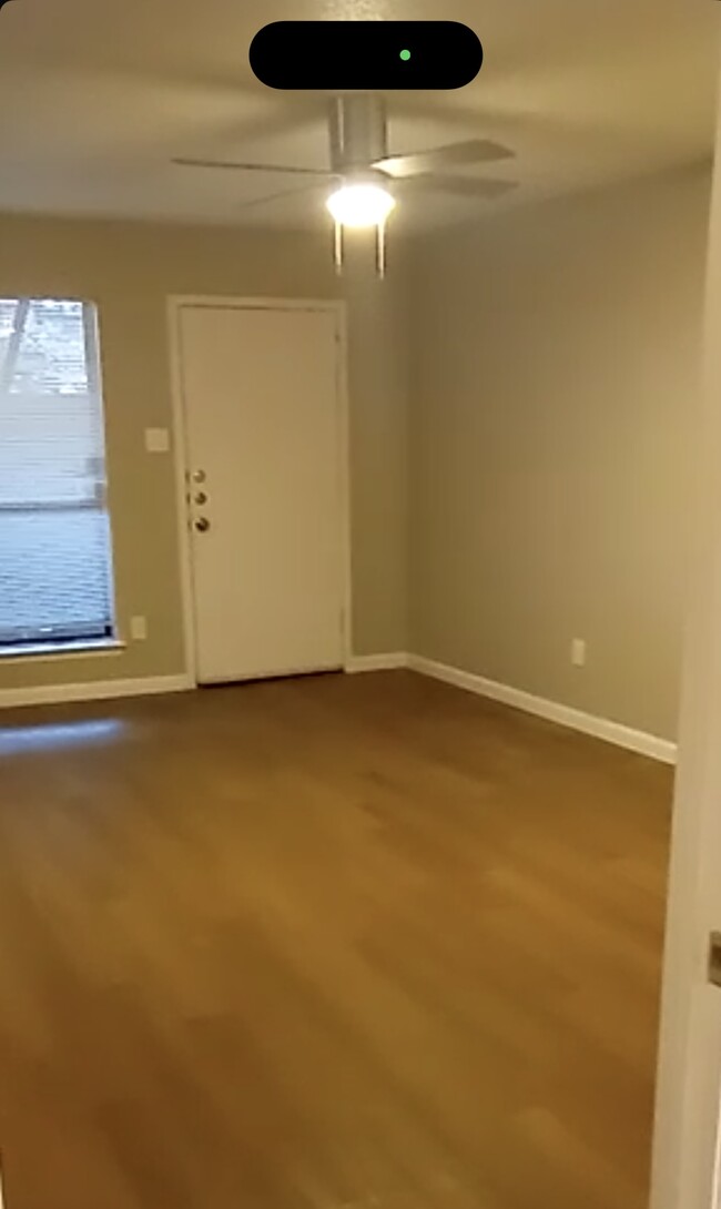 Foto del edificio - 6646 E Lovers Ln