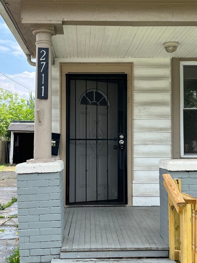 Foto del edificio - 2711 Sackett Ave