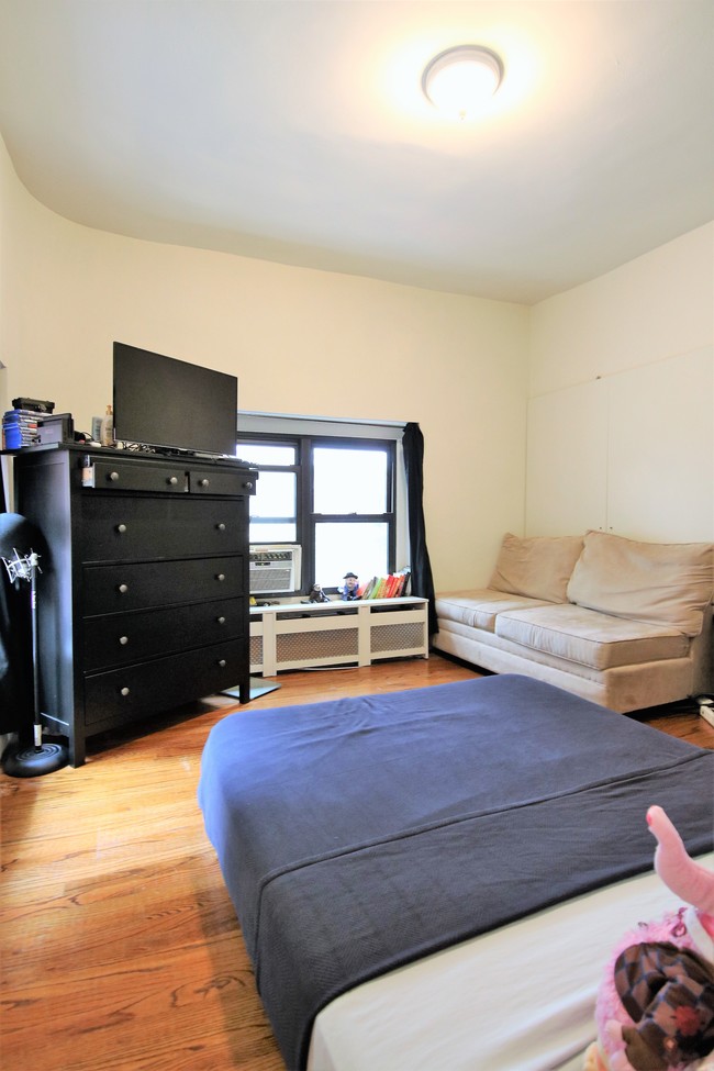 Building Photo - 226 W 72nd St