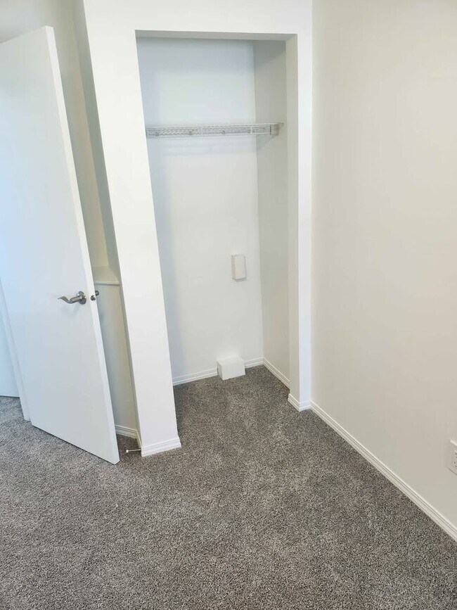 Photo du bâtiment - 11813-11847 47 St NW