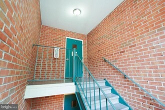 Building Photo - 810 College Ln
