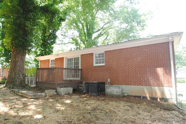Building Photo - 411 Windsor Dr