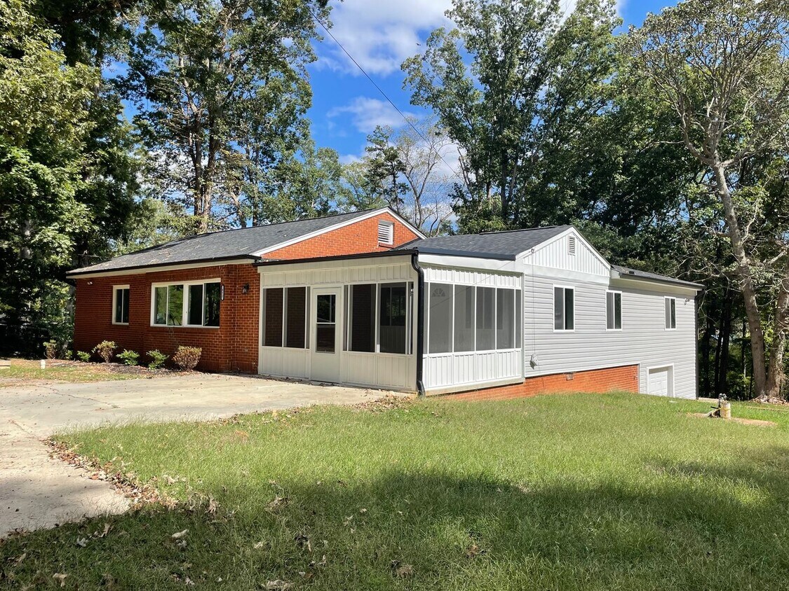 Foto principal - NEWLY REMODLED 3 BED, 2 BATH BRICK HOME LO...