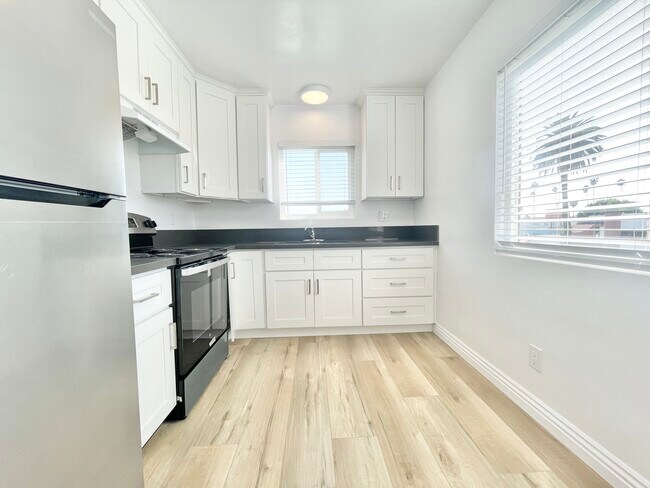 Foto del edificio - 1722 Winona Blvd