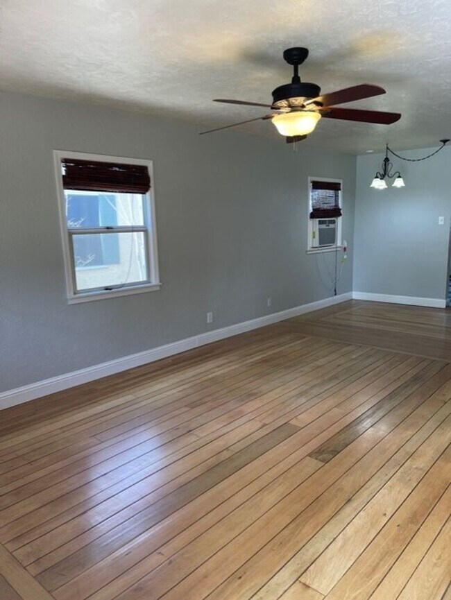 Foto del edificio - One of a kind Garden Tract home- Detached Garage