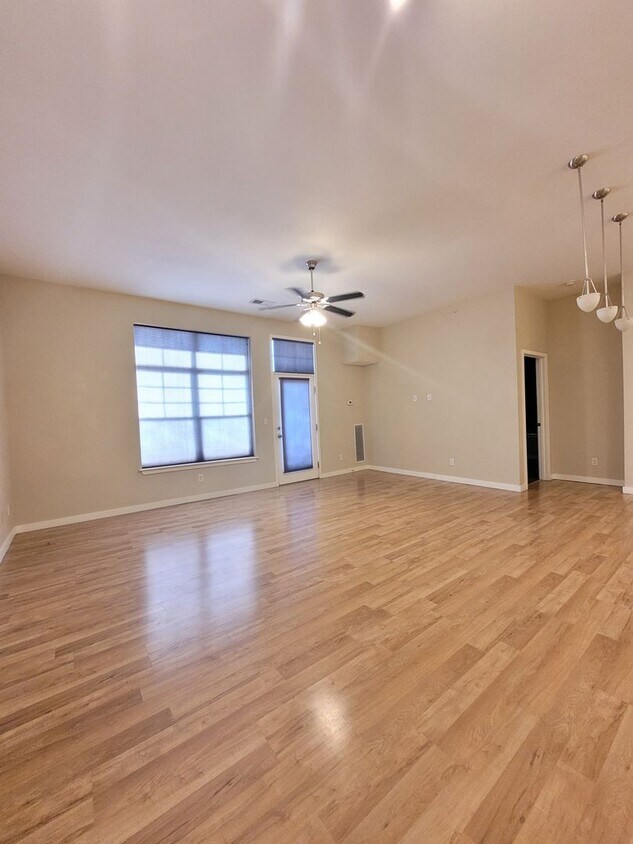 Primary Photo - Spacious 3 Bedroom 2 Bathrooms Condo with ...
