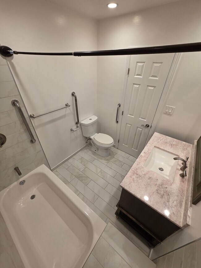 Foto del edificio - MOVE IN SPECIAL!!! $2,397 FOR FIRST THREE ...