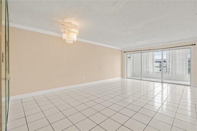 Foto del edificio - 8350 Sands Point Blvd
