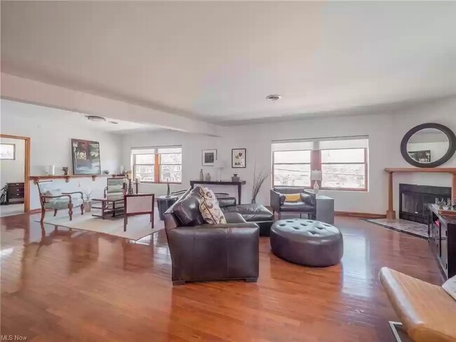 Open plan living room - 5901 Franklin Blvd