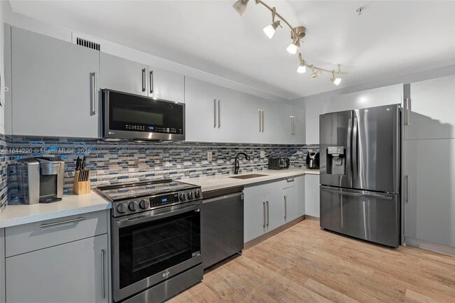 Building Photo - 3000 S Ocean Dr