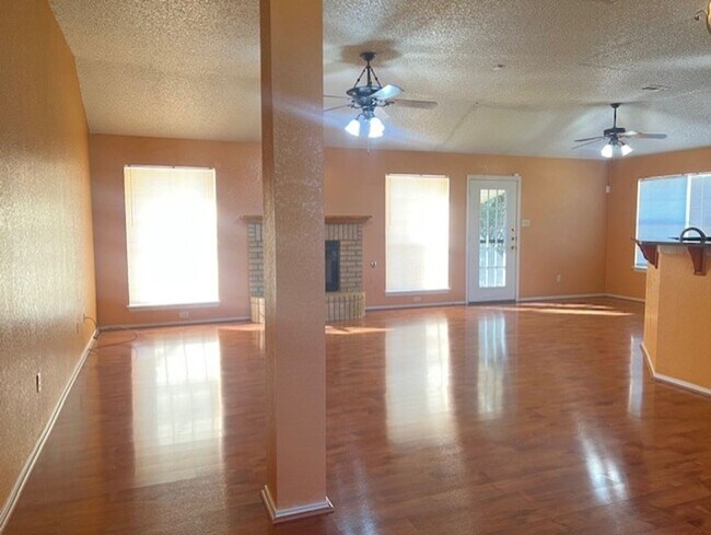 Foto del edificio - 2405 Creek Dr
