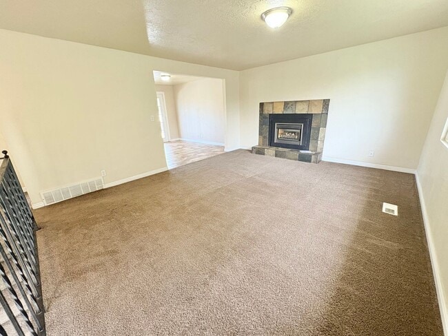 Building Photo - Beautiful Home with Nice Fenced Yard - 1 C...