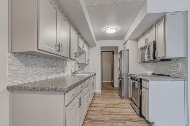 Building Photo - Prime Patio, Air Conditioning, Pool Access...
