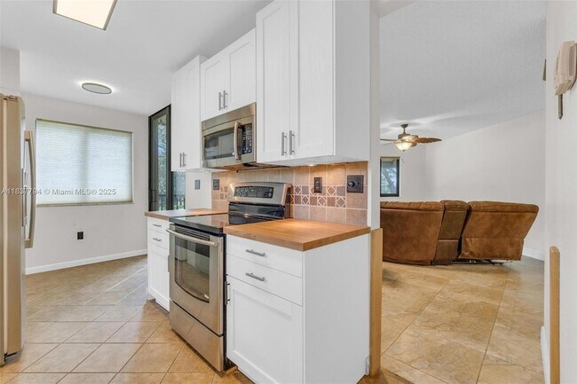 Foto del edificio - 15405 Miami Lakeway N