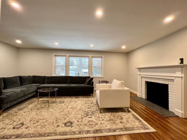 Building Photo - AVAIL 2/1: Single Family 4 Bed/ 3 Bath (Me...