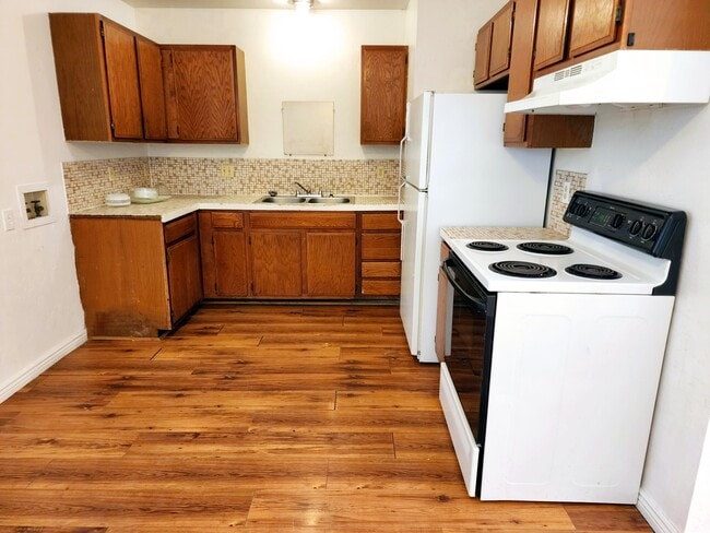 Building Photo - 2-3252 Mesa Ave