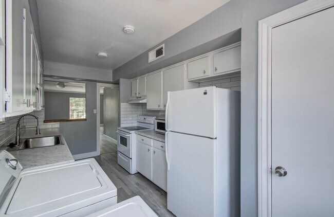 Foto del edificio - 5208 Arboles Dr