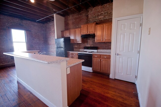 Building Photo - Market 202