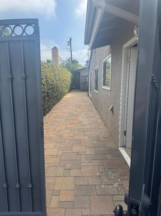 Foto del edificio - 10166 Petit Ave