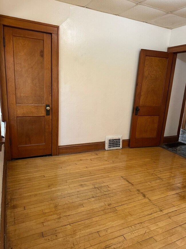 Foto del edificio - Charming 2-Bedroom Lower Duplex