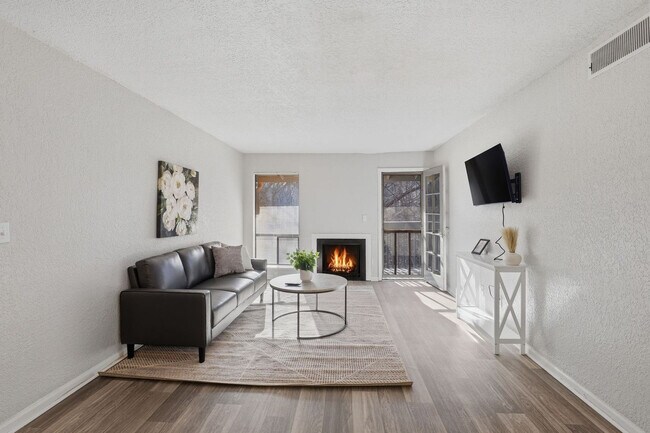 Foto del edificio - 8326 Hillcrest Rd