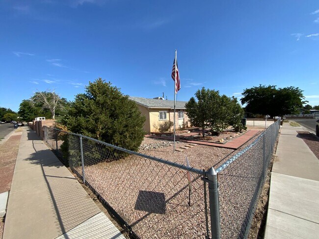Foto del edificio - 3 Bedroom Single Story Home Available Near...