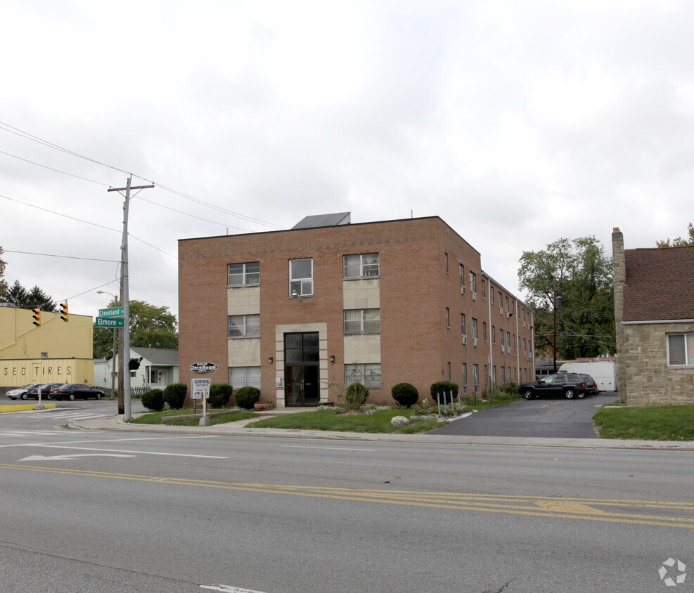 Primary Photo - Cleve-Royal Apartments
