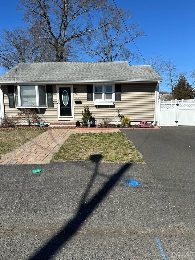 Primary Photo - 79 Applegate Ave