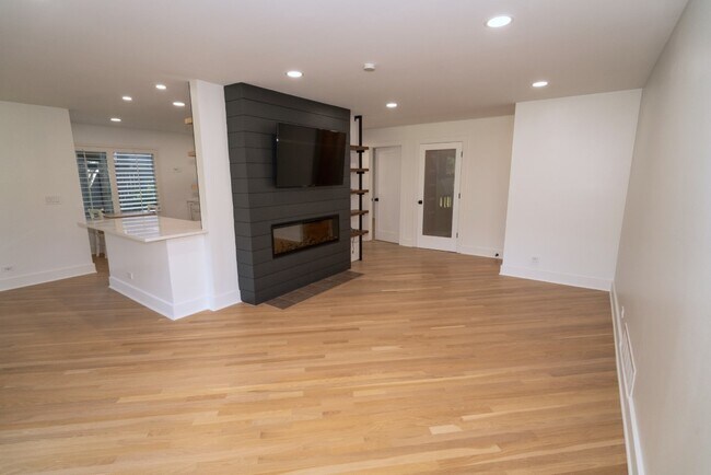 Foto del edificio - 656 Golf Ln