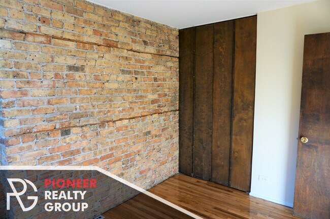 Building Photo - 606 W Surf St