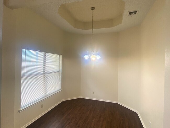 Foto del edificio - 6814 Flaming Ridge Dr