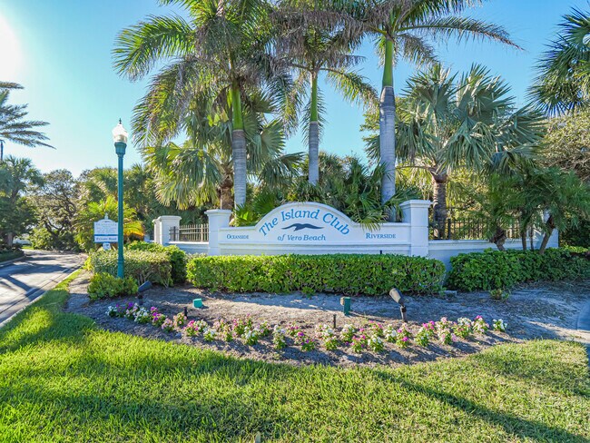 Building Photo - 978 Island Club Square