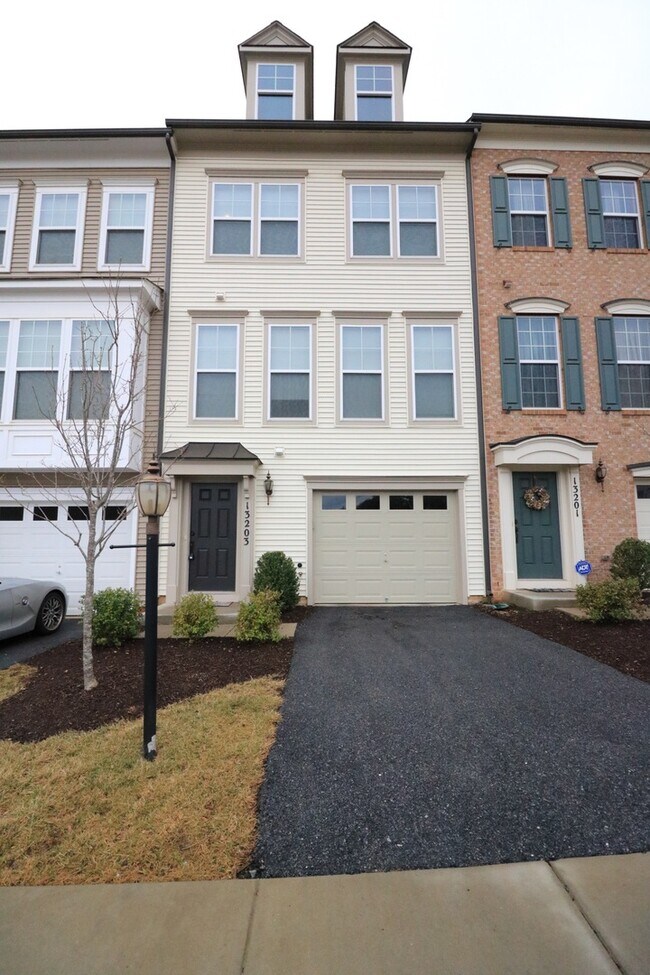 Building Photo - 3 + 2.5 "3 level w/ bsmt & Garage" - Townh...
