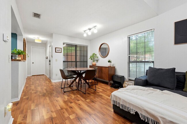 Foto del edificio - Rockwood Villa 2 bedroom 2 1/2 bath condo