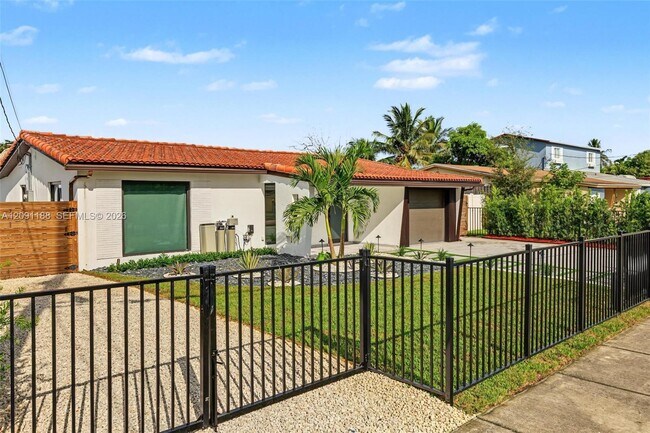 Building Photo - 4611 SW 34th Ave