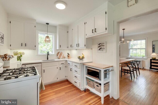 Foto del edificio - 5204 Hampden Ln