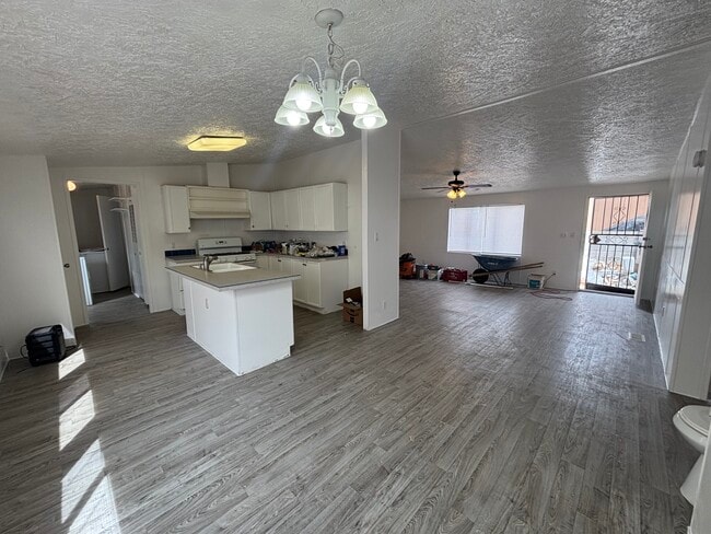 Foto del edificio - 4098 E White Water Dr