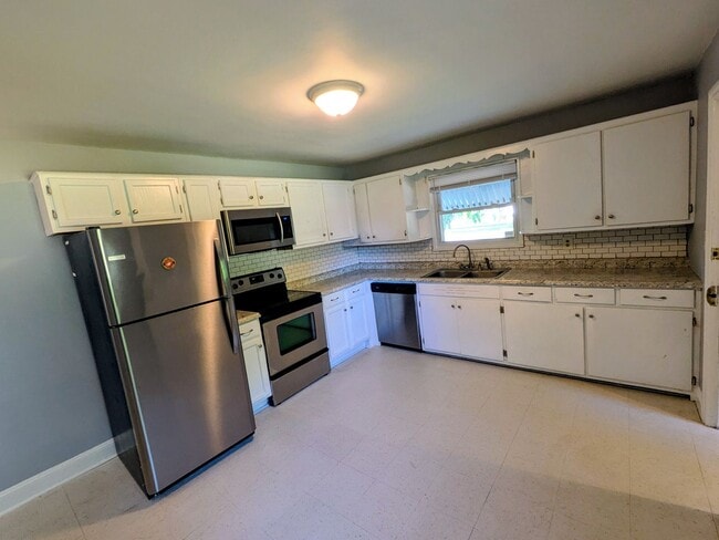Building Photo - 605 Oakhurst St