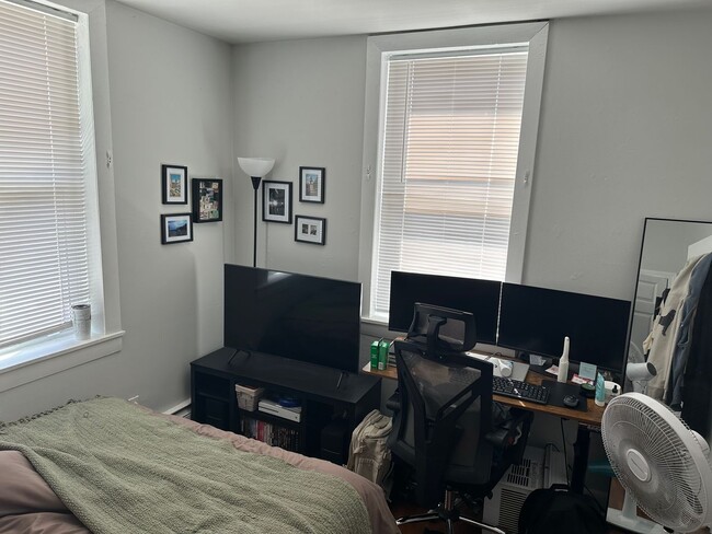 Building Photo - Nicely updated 2 bed in South Boston!  This is a STEAL at this price!