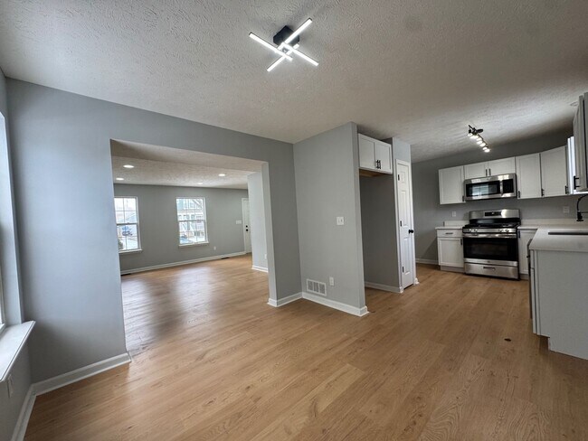 Foto del edificio - Newly Renovated 3BR/2BA Single-Family Home with Garage – Cleveland