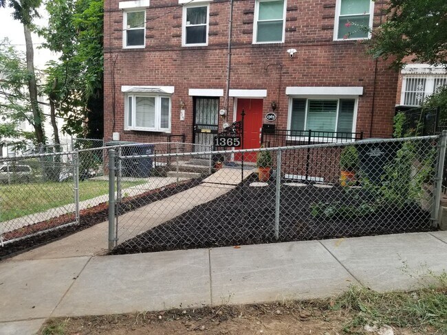 Building Photo - Lovely 2 BR/1 BA Townhome in Barry Farm!